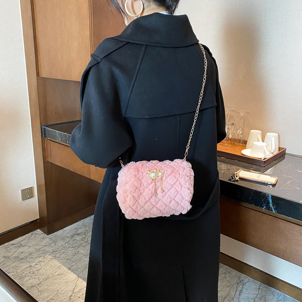 Καθημερινή γυναικεία τσάντα με μεταλλική αλυσίδα