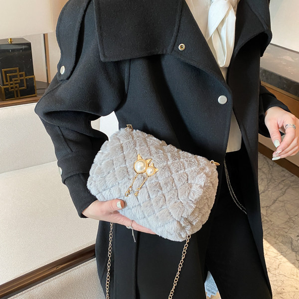 Καθημερινή γυναικεία τσάντα με μεταλλική αλυσίδα