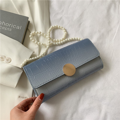 Sieviešu ādas soma ar pērlēm un aizdari