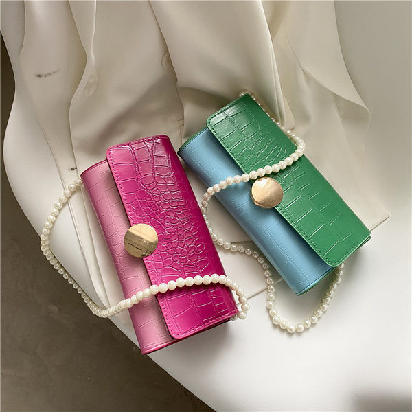 Sieviešu ādas soma ar pērlēm un aizdari