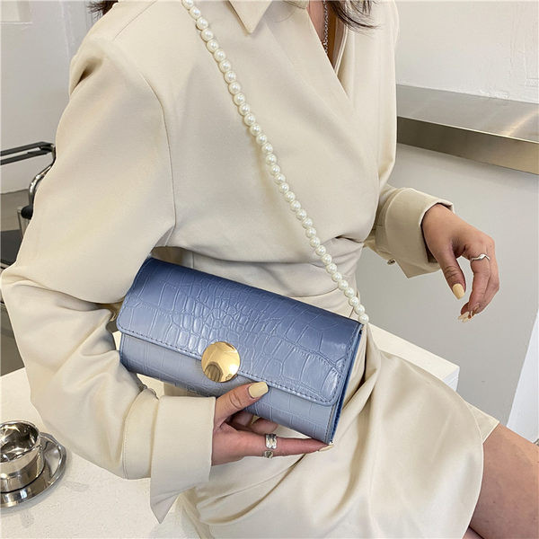 Sieviešu ādas soma ar pērlēm un aizdari