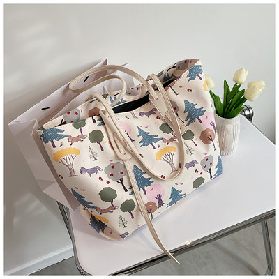 Γυναικεία τσάντα  με εφαρμογές και μακριά λαβή