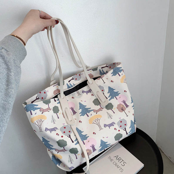 Γυναικεία τσάντα  με εφαρμογές και μακριά λαβή