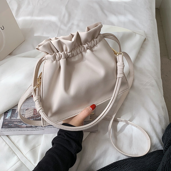 Γυναικεία τσάντα από έκο δέρμα  και κλείσιμο με κορδόνια