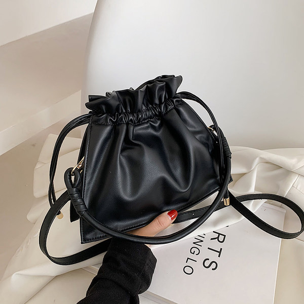 Γυναικεία τσάντα από έκο δέρμα  και κλείσιμο με κορδόνια