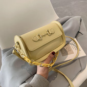 Γυναικεία τσάντα νέου μοντέλου από οικολογικό δέρμα με μεταλλική στερέωση