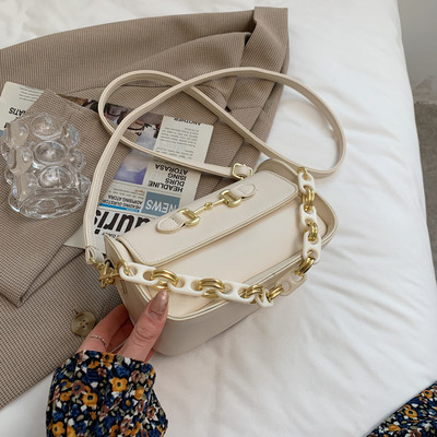 Γυναικεία τσάντα νέου μοντέλου από οικολογικό δέρμα με μεταλλική στερέωση