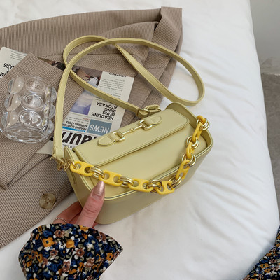 Γυναικεία τσάντα νέου μοντέλου από οικολογικό δέρμα με μεταλλική στερέωση