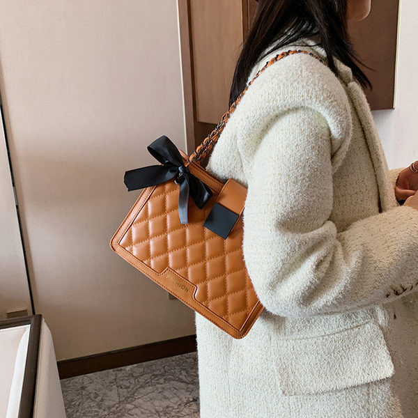 Γυναικεία έκο δερμάτινη τσάντα με κορδέλα και αλυσίδα