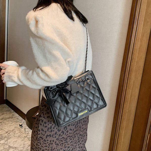 Γυναικεία έκο δερμάτινη τσάντα με κορδέλα και αλυσίδα