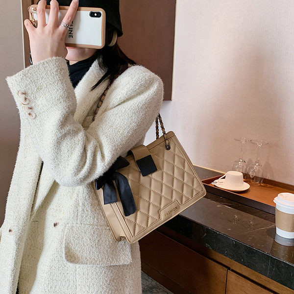 Γυναικεία έκο δερμάτινη τσάντα με κορδέλα και αλυσίδα