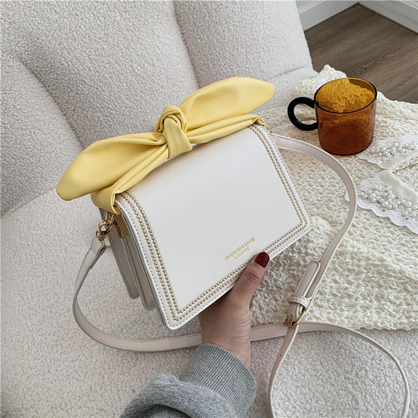 Γυναικεία τσάντα με αγκράφα και δερμάτινη κορδέλα