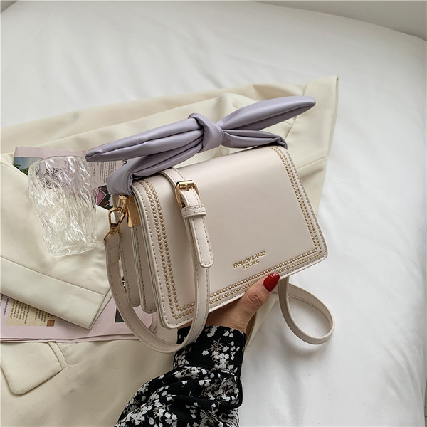 Γυναικεία τσάντα με αγκράφα και δερμάτινη κορδέλα