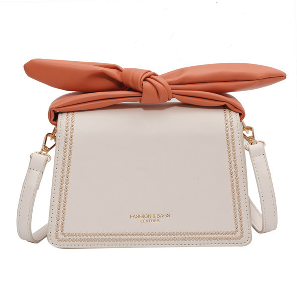 Γυναικεία τσάντα με αγκράφα και δερμάτινη κορδέλα