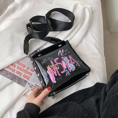 Jauna modeļa sieviešu soma ar kniedēm un krāsainu aplikāciju