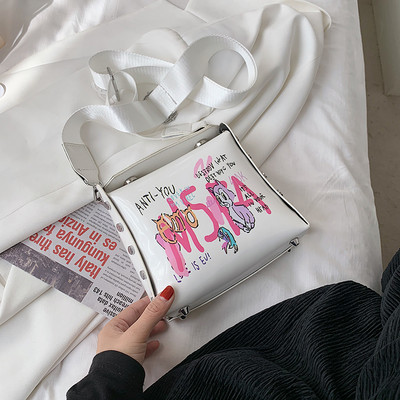 Jauna modeļa sieviešu soma ar kniedēm un krāsainu aplikāciju