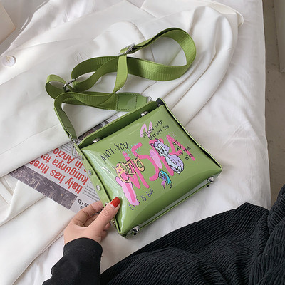 Jauna modeļa sieviešu soma ar kniedēm un krāsainu aplikāciju