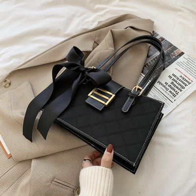 Moderna sieviešu soma ar īsu rokturi un lenti