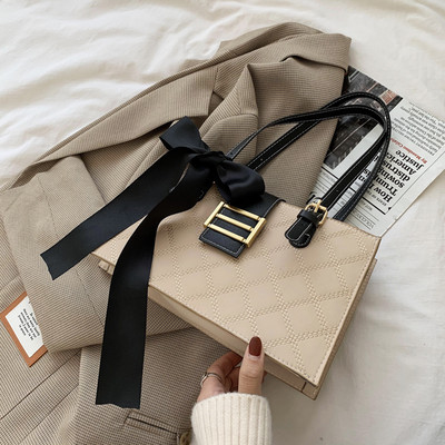 Moderna sieviešu soma ar īsu rokturi un lenti