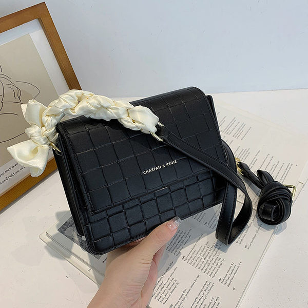 Geanta de dama eleganta cu panglica in mai multe culori