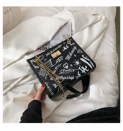 Geantă mică pătrată de damă cu mânere metalice