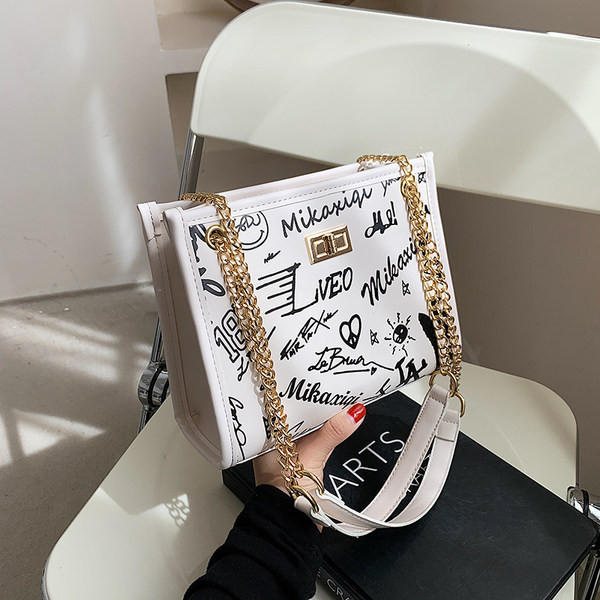 Geantă mică pătrată de damă cu mânere metalice