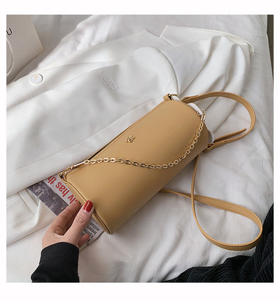 Γυναικεία τσάντα σε σχήμα κυλίνδρου με μεταλλικό στοιχείο