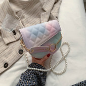 Sieviešu soma ar zaigojošām krāsām un metāla elementu