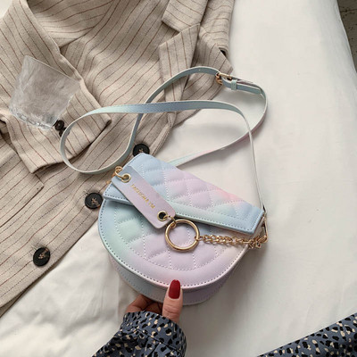 Sieviešu soma ar zaigojošām krāsām un metāla elementu