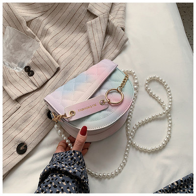 Sieviešu soma ar zaigojošām krāsām un metāla elementu