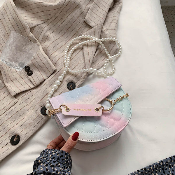 Γυναικεία τσάντα με ιριδίζοντα χρώματα και μεταλλικό στοιχείο