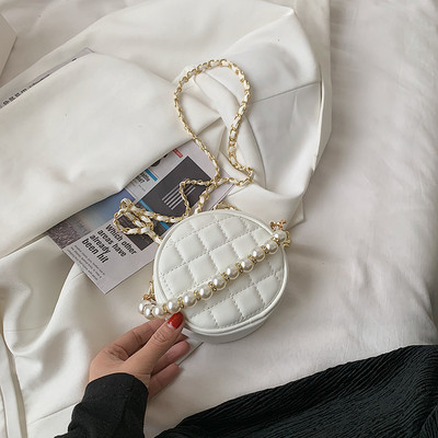 Geanta de dama cu forma rotunda si perle