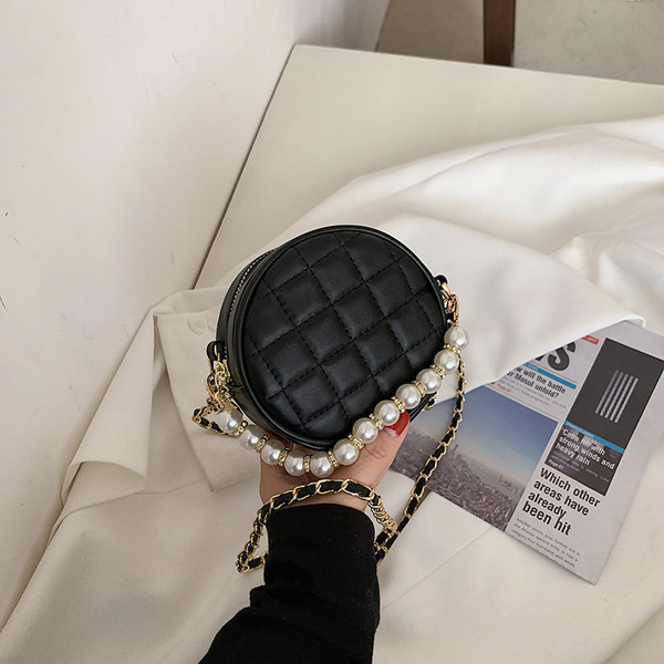 Geanta de dama cu forma rotunda si perle