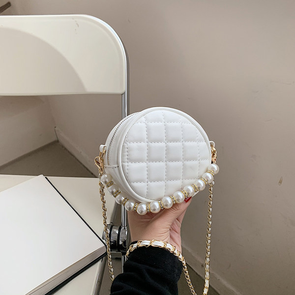 Geanta de dama cu forma rotunda si perle