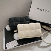 Moderna sieviešu soma no eko ādas ar dūnu aksesuāru