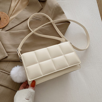 Moderna sieviešu soma no eko ādas ar dūnu aksesuāru