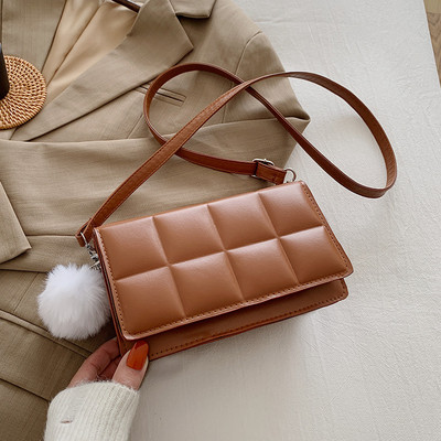 Moderna sieviešu soma no eko ādas ar dūnu aksesuāru