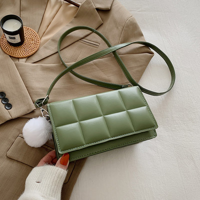 Moderna sieviešu soma no eko ādas ar dūnu aksesuāru