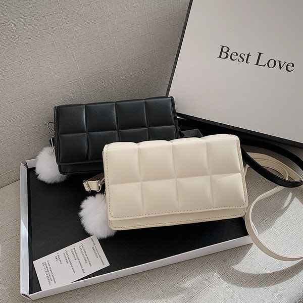 Moderna sieviešu soma no eko ādas ar dūnu aksesuāru