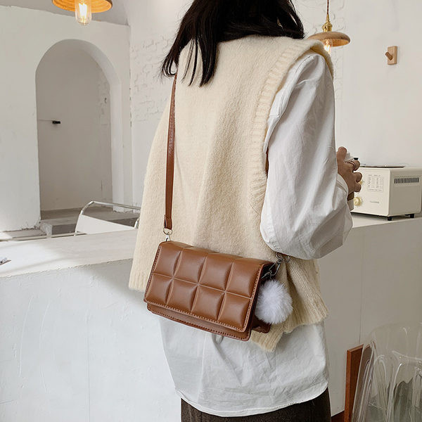 Moderna sieviešu soma no eko ādas ar dūnu aksesuāru