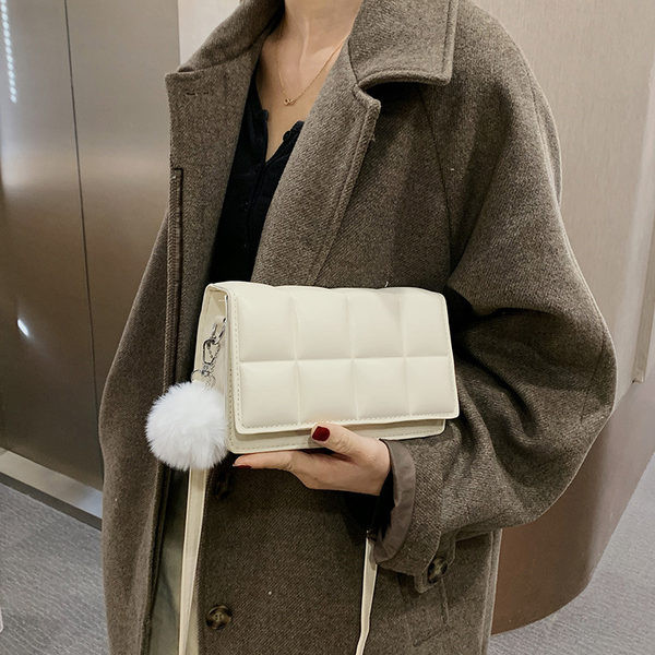 Moderna sieviešu soma no eko ādas ar dūnu aksesuāru