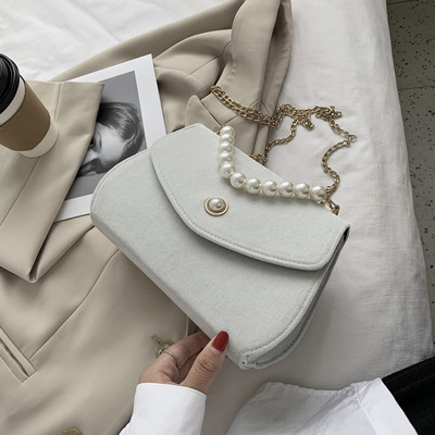 Μοντέρνη γυναικεία τσάντα σουέτ με πέρλες και κοντή λαβή