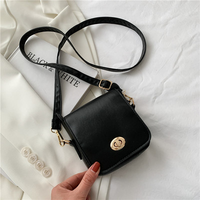 Γυναικεία μοντέρνα τσάντα με μεταλλική στερέωση και μακρύ χερούλι