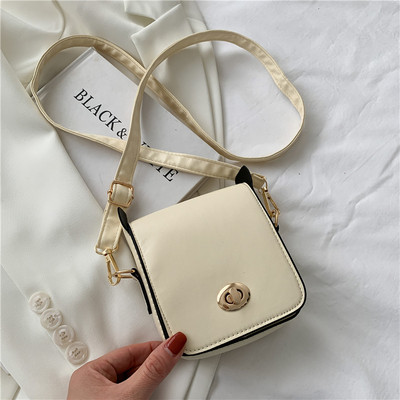 Γυναικεία μοντέρνα τσάντα με μεταλλική στερέωση και μακρύ χερούλι