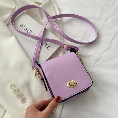 Γυναικεία μοντέρνα τσάντα με μεταλλική στερέωση και μακρύ χερούλι