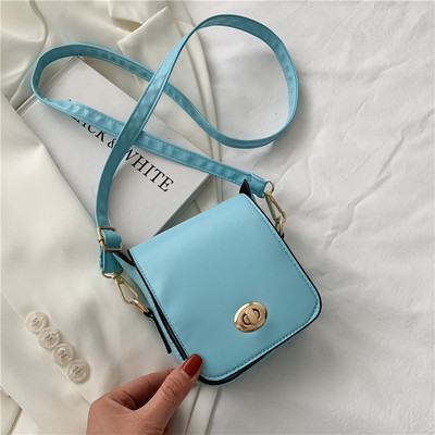 Γυναικεία μοντέρνα τσάντα με μεταλλική στερέωση και μακρύ χερούλι