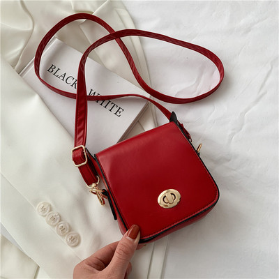 Γυναικεία μοντέρνα τσάντα με μεταλλική στερέωση και μακρύ χερούλι