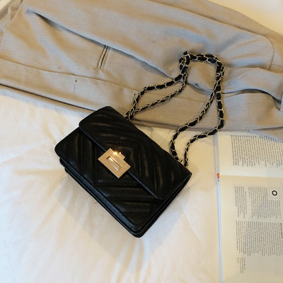 Neliela stepēta soma ar garu metāla rokturi