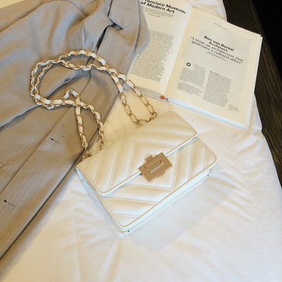 Neliela stepēta soma ar garu metāla rokturi