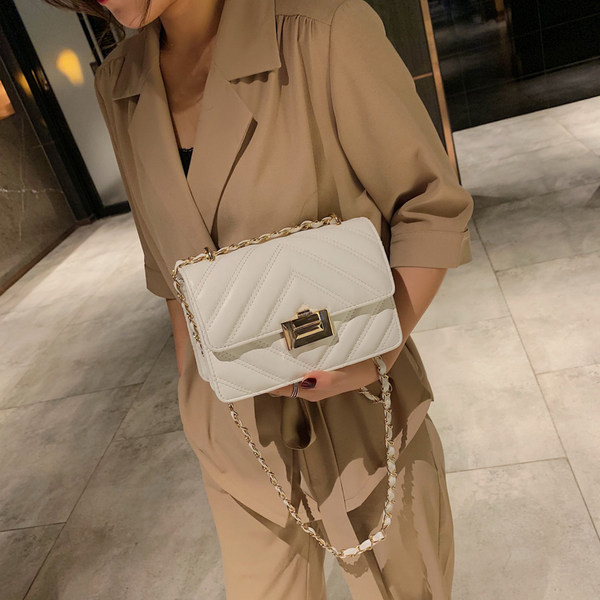 Neliela stepēta soma ar garu metāla rokturi